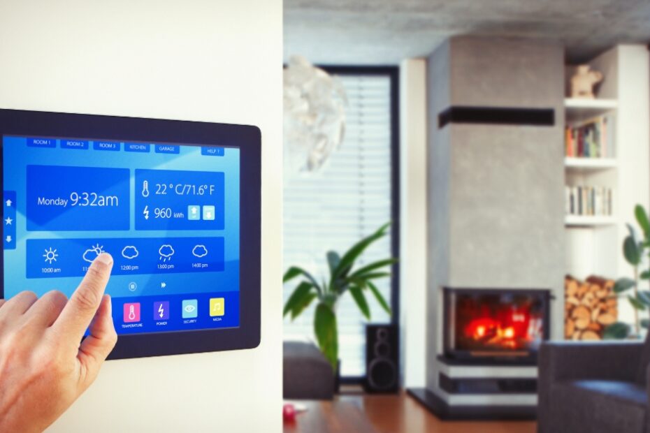 Automação residencial de luxo controlada por smartphone, ideal para casas inteligentes e sofisticadas.