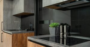 Cooktop de indução premium moderno em uma cozinha gourmet sofisticada.