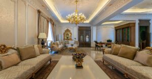 Lustre moderno e sofisticado instalado em uma sala de estar com decoração elegante.