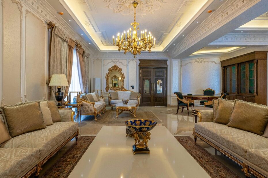 Lustre moderno e sofisticado instalado em uma sala de estar com decoração elegante.