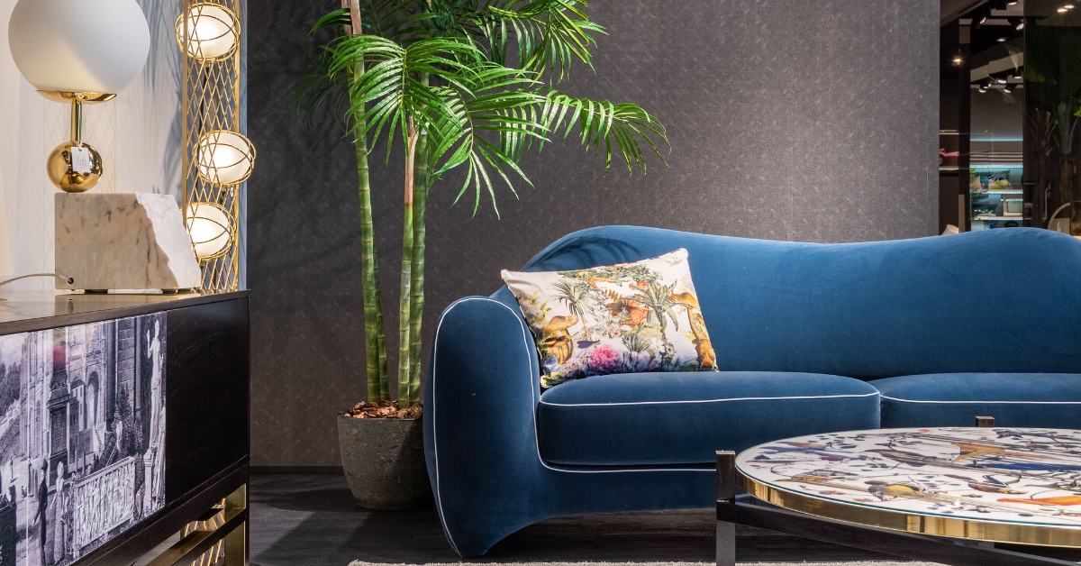Sofá de luxo com acabamento em veludo e pés metálicos, ideal para salas sofisticadas. Sofá de luxo moderno com acabamento em veludo e pés metálicos, em um ambiente sofisticado.