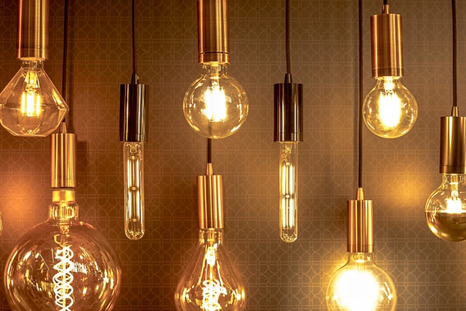 Iluminação inteligente para casa de alto padrão com foco em luminárias modernas e LEDs embutidos.