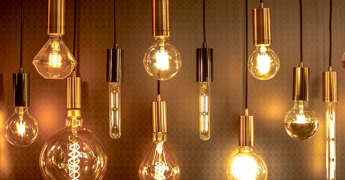 Iluminação inteligente para casa de alto padrão com foco em luminárias modernas e LEDs embutidos. Iluminação inteligente para casa de alto padrão com foco em luminárias modernas e LEDs embutidos.