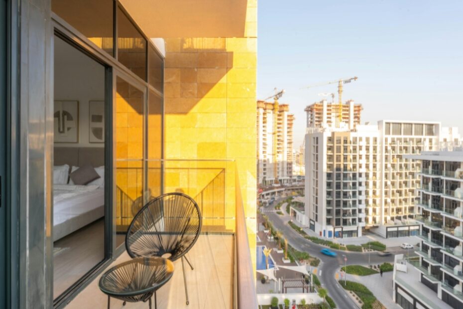 Uma varanda gourmet de luxo compacta, com móveis sofisticados e iluminação suave.