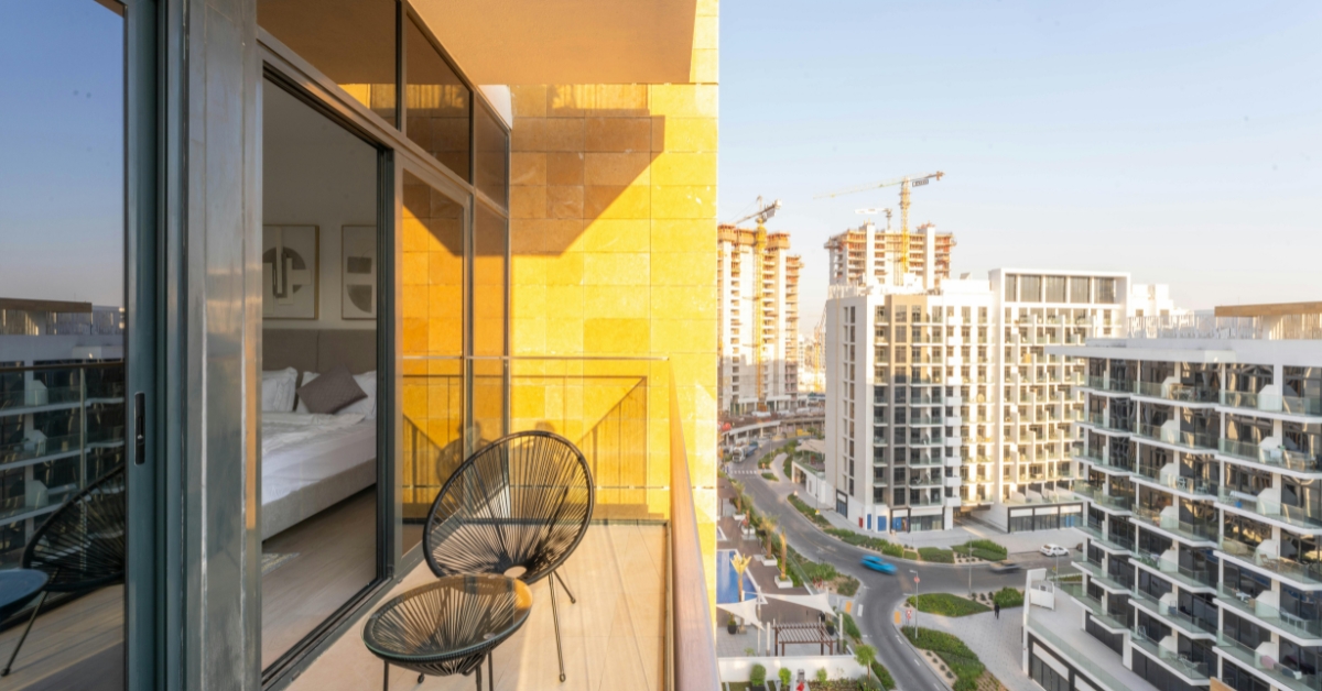 Uma varanda gourmet de luxo compacta, com móveis sofisticados e iluminação suave.