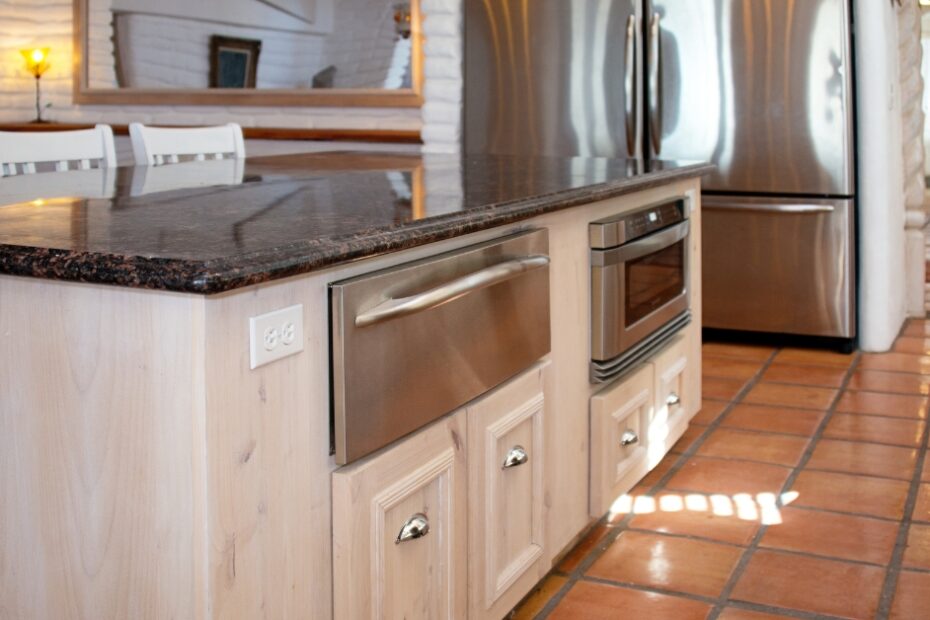 Cozinha gourmet compacta e moderna com eletrodomésticos planejados e detalhes sofisticados.