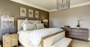 Decoração minimalista de luxo em quarto elegante com móveis sofisticados e iluminação suave.