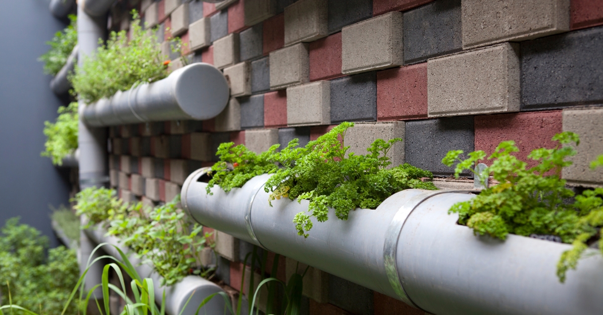 Jardim vertical de luxo com plantas sofisticadas e estrutura de alta qualidade em ambiente moderno.