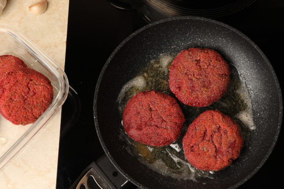 Aprenda como funciona a indução eletromagnética em cooktops. Ciência, eficiência e segurança revelados. Saiba mais agora!