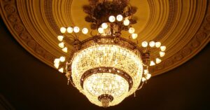 E este ano, uma nova onda de lustres de luxo para sala de jantar está roubando a cena nas casas mais sofisticadas do país