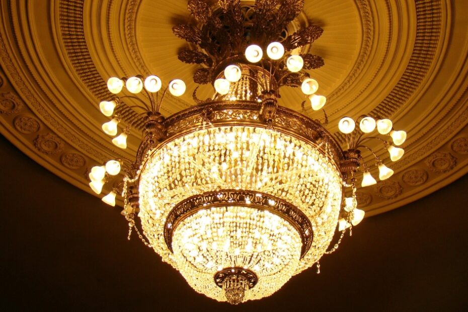 E este ano, uma nova onda de lustres de luxo para sala de jantar está roubando a cena nas casas mais sofisticadas do país