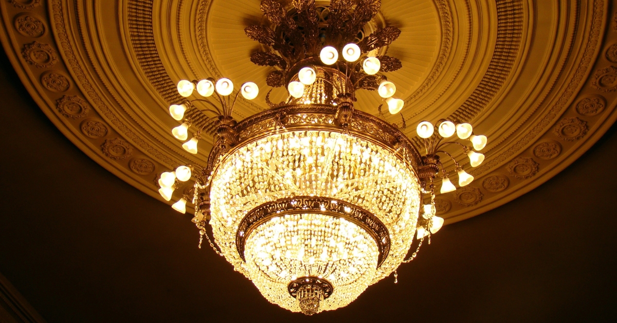 E este ano, uma nova onda de lustres de luxo para sala de jantar está roubando a cena nas casas mais sofisticadas do país E este ano, uma nova onda de lustres de luxo para sala de jantar está roubando a cena nas casas mais sofisticadas do país