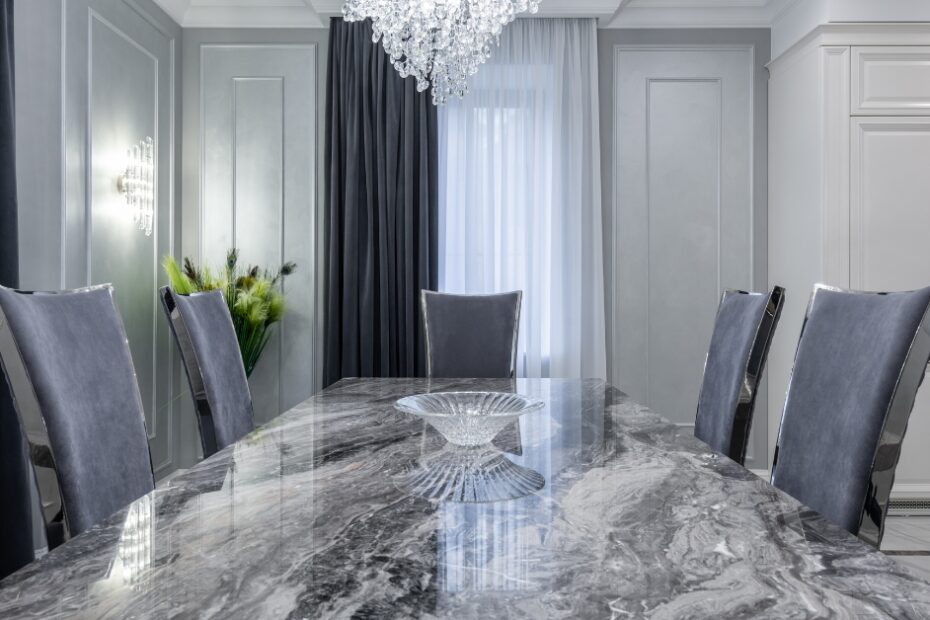 Mesa de jantar em mármore