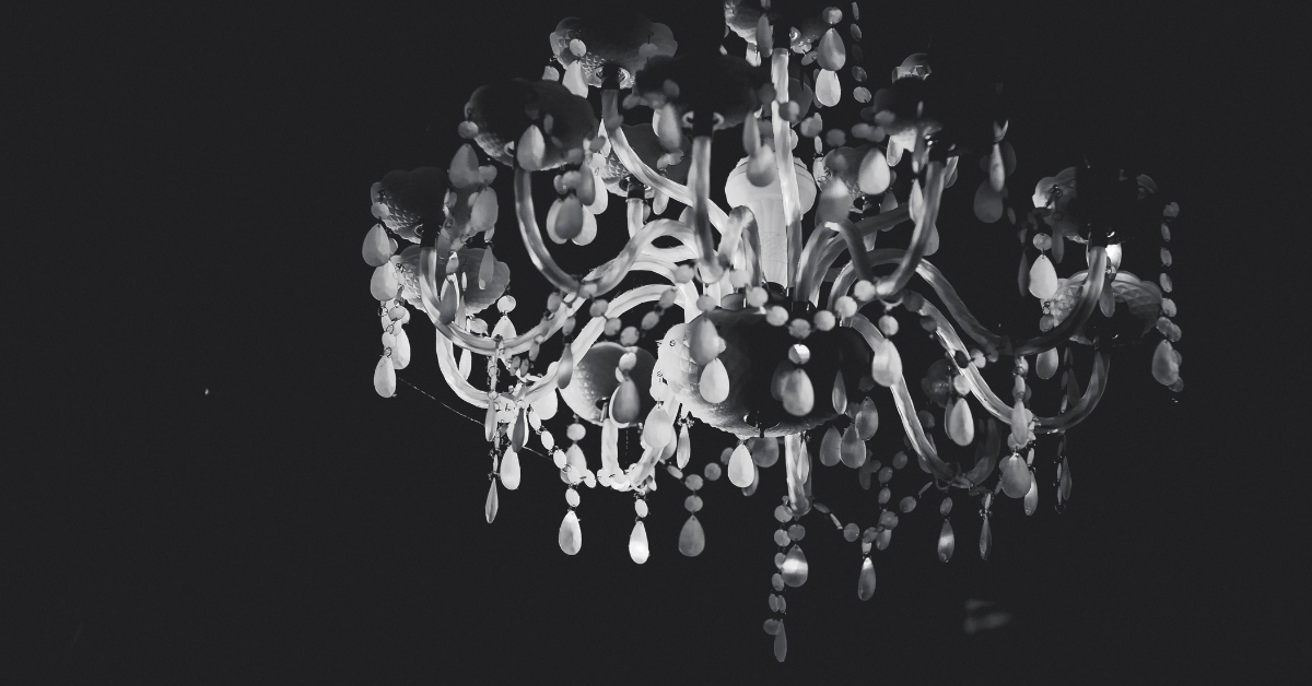 Um lustre de luxo para sala de jantar pode ser a peça mais encantadora da sua casa — desde que posicionado corretamente, em harmonia com o ambiente e com iluminação planejada. O Erro Silencioso Que Está Arruinando Salas de Jantar com Lustres de Luxo