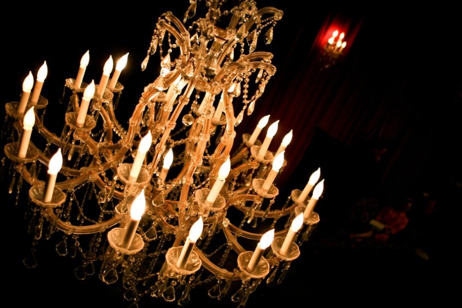 Veja Como Este Lustre de Luxo Transformou uma Sala de Jantar em Um Cenário de Filme