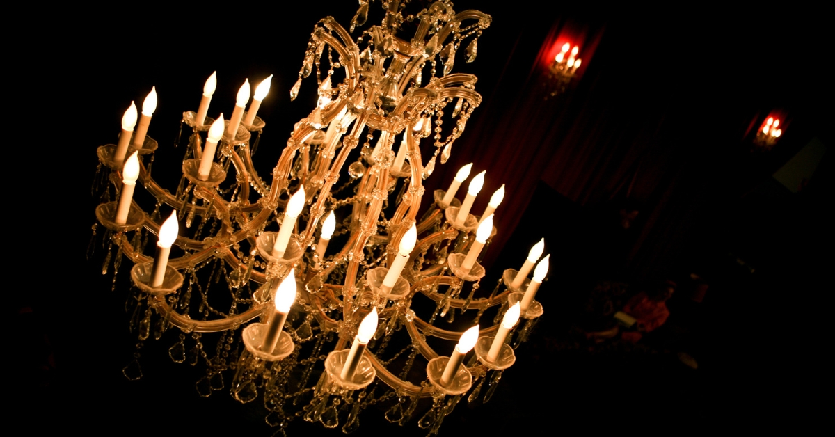 Veja Como Este Lustre de Luxo Transformou uma Sala de Jantar em Um Cenário de Filme Veja Como Este Lustre de Luxo Transformou uma Sala de Jantar em Um Cenário de Filme