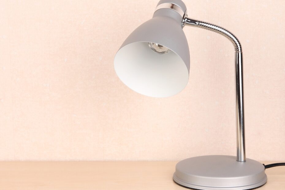 luminária de mesa articulada