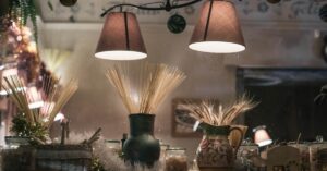 Conjunto de luminárias rústicas para área gourmet com mesa externa