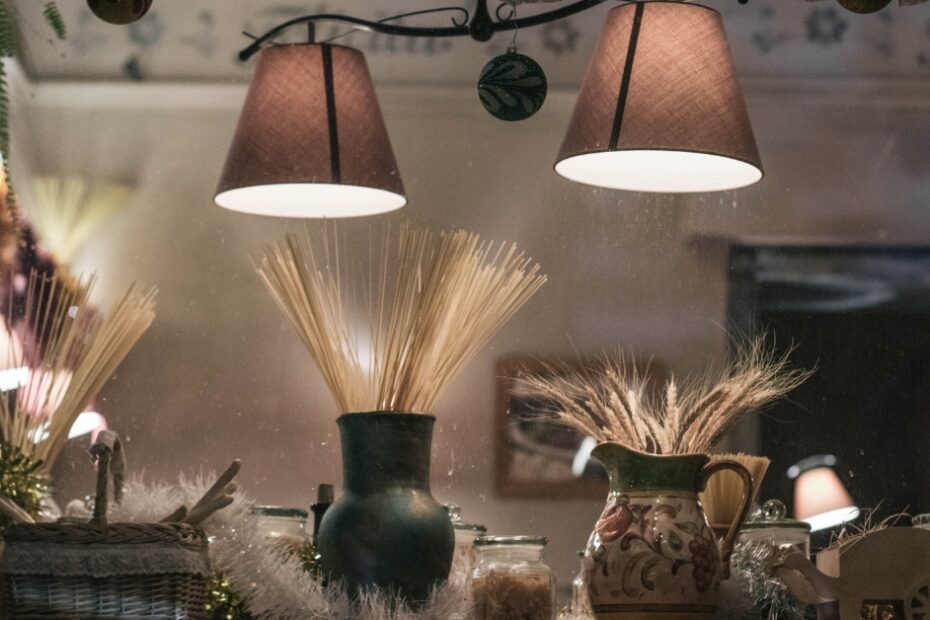 Conjunto de luminárias rústicas para área gourmet com mesa externa