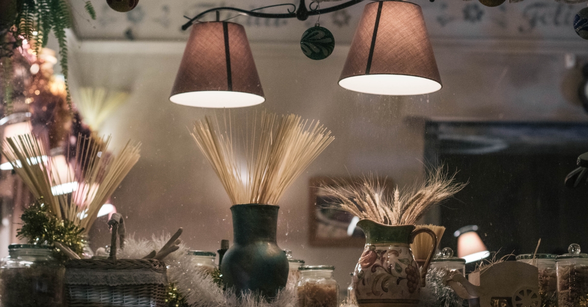 Conjunto de luminárias rústicas para área gourmet com mesa externa