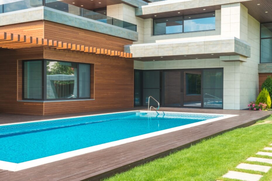 piscina com deck de madeira