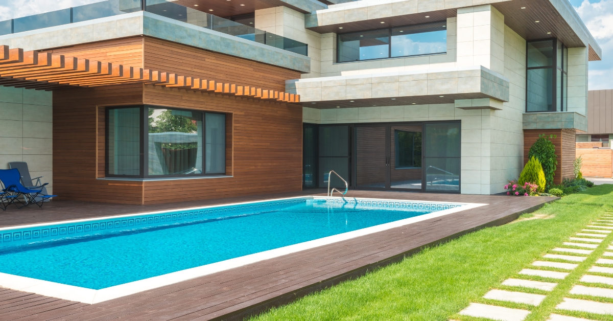 piscina com deck de madeira