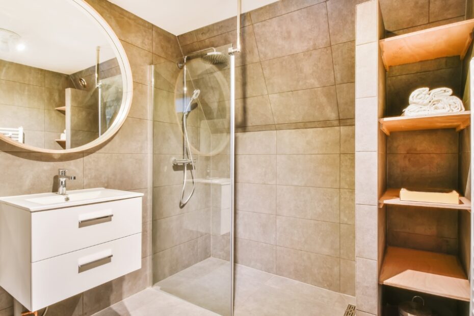 quarto com banheiro simples