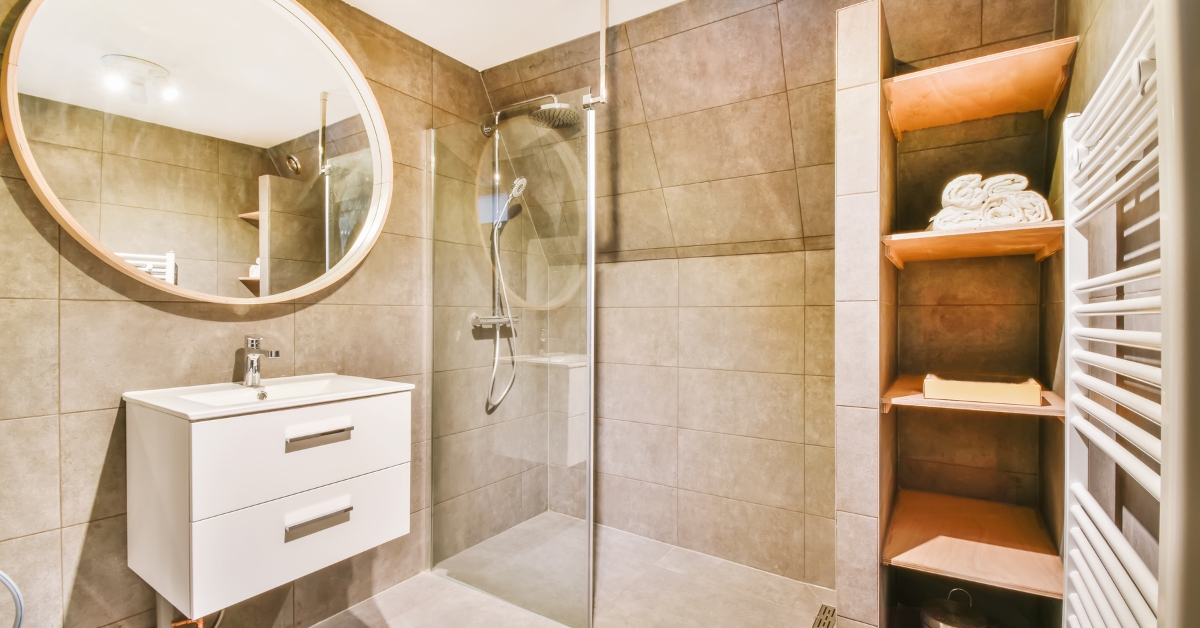 quarto com banheiro simples