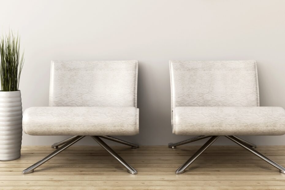 Cadeiras modernas e ergonômicas em uma sala de espera de design elegante, destacando conforto e sofisticação.