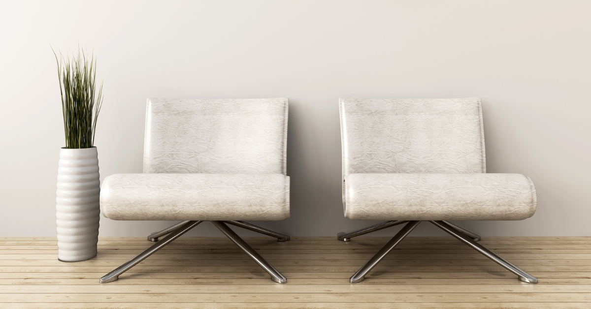 Cadeiras modernas e ergonômicas em uma sala de espera de design elegante, destacando conforto e sofisticação.