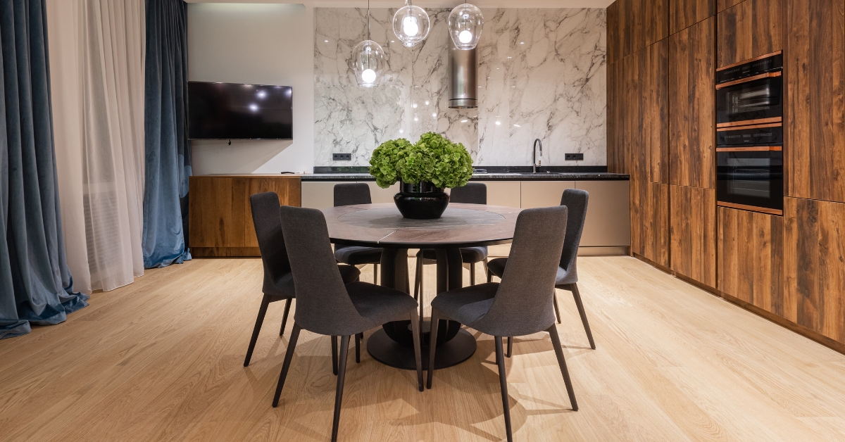 Cadeiras para sala de jantar modernas em estilo minimalista com mesa de madeira sofisticada.