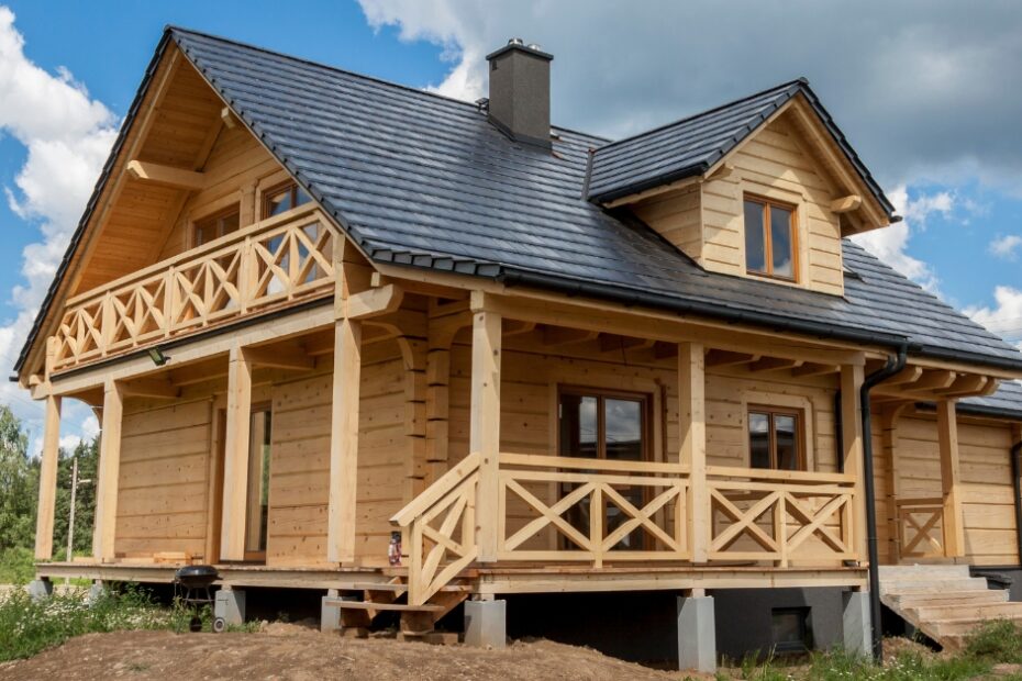 Detalhe de um encaixe de madeira preciso e elegante numa viga, exemplificando a sofisticação no design de casas de madeira modernas.