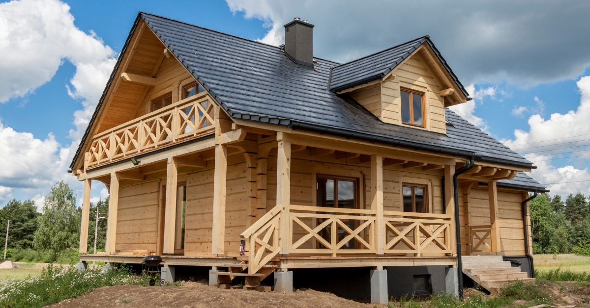 Detalhe de um encaixe de madeira preciso e elegante numa viga, exemplificando a sofisticação no design de casas de madeira modernas.