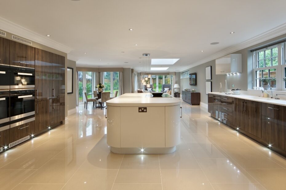 Cozinha de luxo moderna com painéis minimalistas. Uma porta oculta se revela, levando a uma segunda cozinha de trabalho, a nova tendência de design.