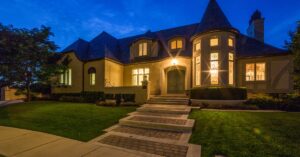 Descubra como criar fachadas de casas modernas pequenas com estilo, aproveitando cada espaço e utilizando materiais e designs eficientes e sofisticados.