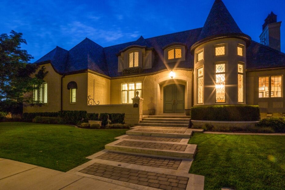 Descubra como criar fachadas de casas modernas pequenas com estilo, aproveitando cada espaço e utilizando materiais e designs eficientes e sofisticados.