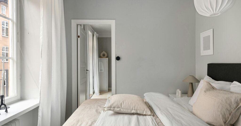 Descubra como o conceito sueco de Lagom pode transformar quartos pequenos em espaços organizados, funcionais e aconchegantes.