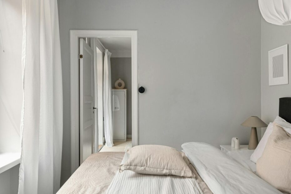 Descubra como o conceito sueco de Lagom pode transformar quartos pequenos em espaços organizados, funcionais e aconchegantes.