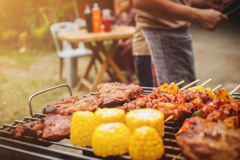 Área gourmet com churrasqueira moderna, planejada com móveis sob medida, iluminação sofisticada e revestimentos resistentes.