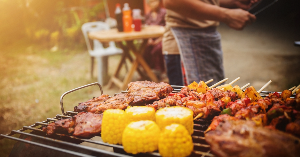 Área gourmet com churrasqueira moderna, planejada com móveis sob medida, iluminação sofisticada e revestimentos resistentes.