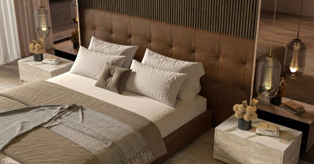 Quarto de casal pequeno com decoração inteligente, mostrando o layout ideal com a cama posicionada contra a parede principal em um ambiente com cores claras.