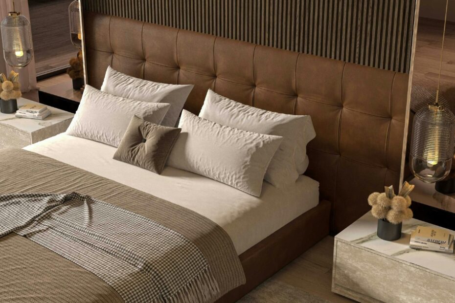 Quarto de casal pequeno com decoração inteligente, mostrando o layout ideal com a cama posicionada contra a parede principal em um ambiente com cores claras.