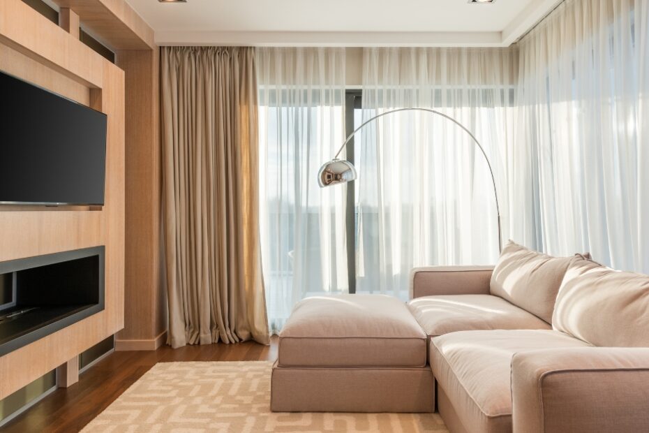 Sala moderna com decoração sofisticada em tons neutros e iluminação aconchegante.