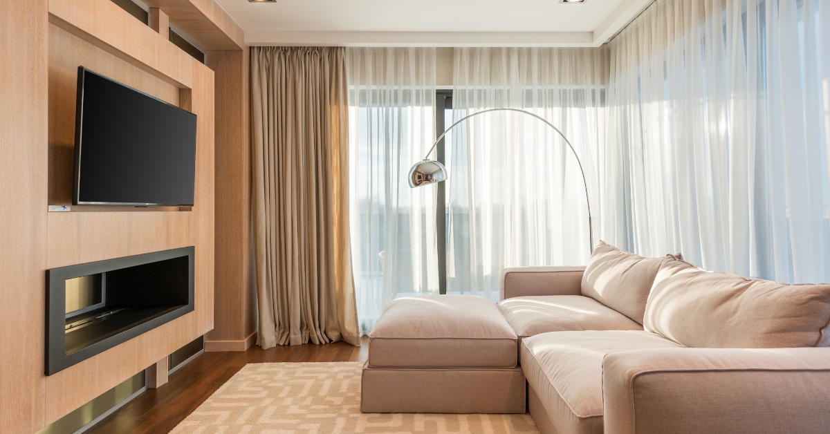 Sala moderna com decoração sofisticada em tons neutros e iluminação aconchegante.