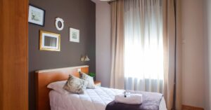 Quarto de solteiro moderno com móveis planejados, iluminação suave e decoração sofisticada projetada por arquitetos.