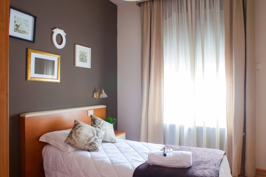 Quarto de solteiro moderno com móveis planejados, iluminação suave e decoração sofisticada projetada por arquitetos.