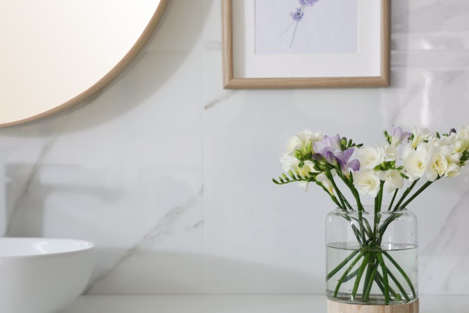 Descubra como usar adesivo para parede de banheiro para renovar seu espaço de maneira prática e econômica, criando um ambiente moderno e sofisticado.