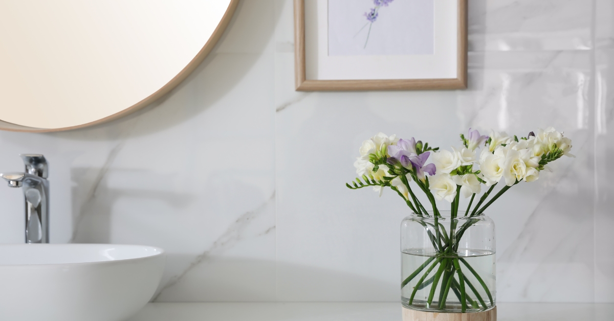 Descubra como usar adesivo para parede de banheiro para renovar seu espaço de maneira prática e econômica, criando um ambiente moderno e sofisticado.