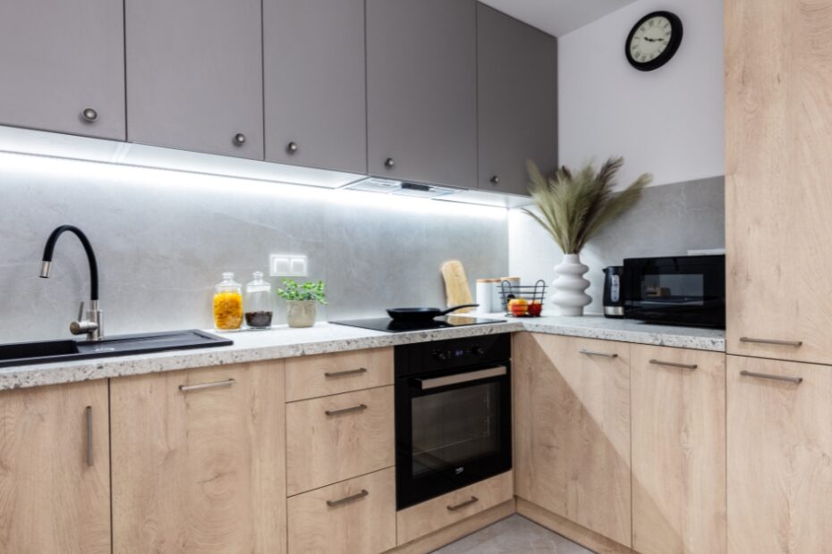 Armário de cozinha planejado sofisticado, com design inteligente, otimização de espaço e acabamentos premium.