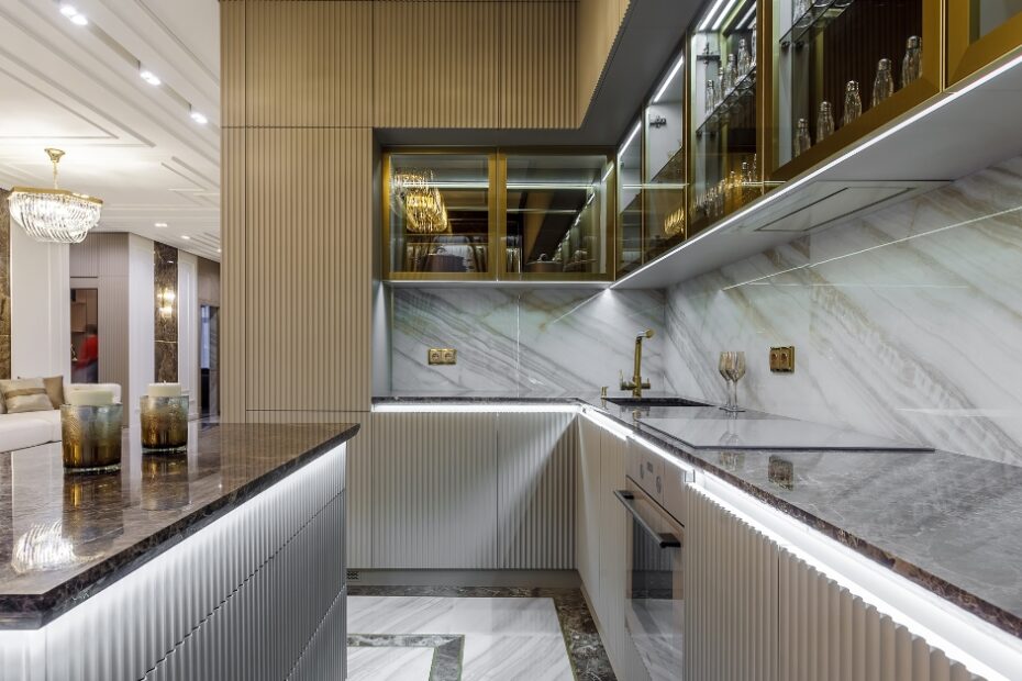 Descubra por que um armário de cozinha planejado é a escolha ideal para otimizar o espaço, agregar estilo e aumentar a durabilidade na sua cozinha.